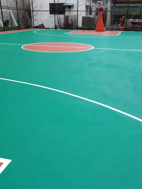 都兰 球场长期使用易出现地面开裂